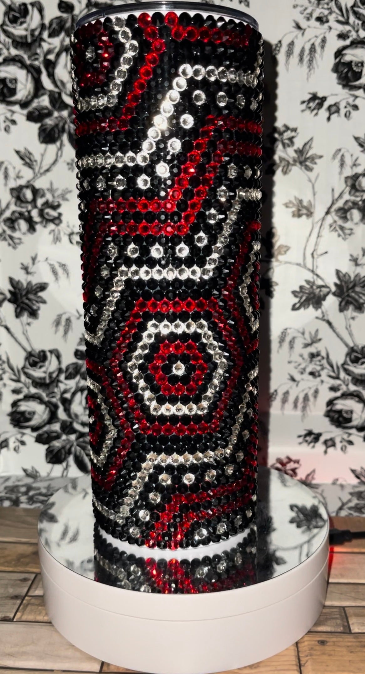 20oz Red & Black Geo Pattern